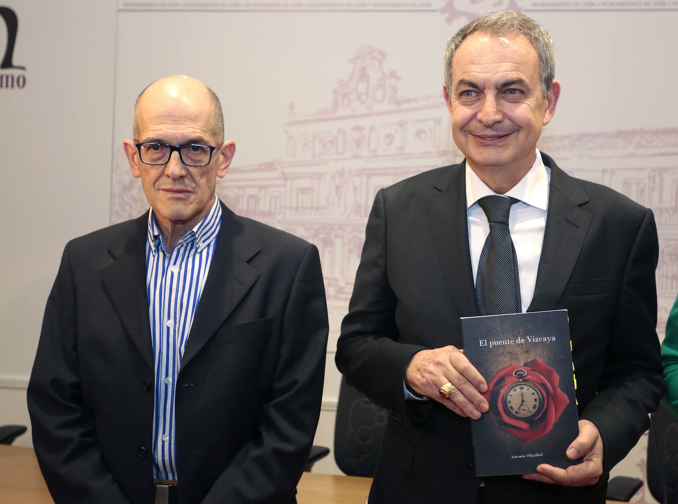 El expresidente del gobierno José Luis Rodríguez Zapatero presenta junto al alcalde de León, José Antonio Diez, el libro 'El puente de Vizcaya' de Antonio Olázabal Flórez