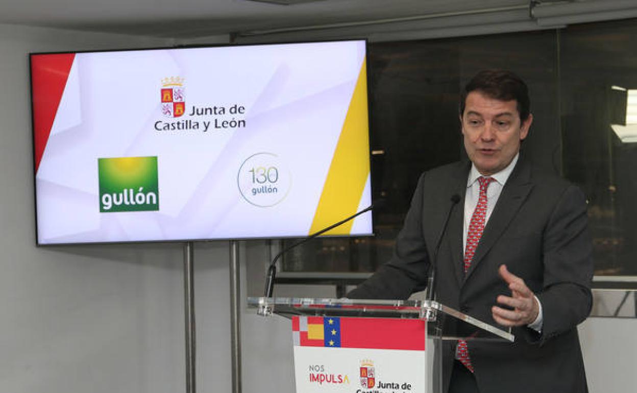 El presidente de la Junta de Castilla y León, Alfonso Fernández Mañueco, durante su visita a la fábrica de Galletas Gullón.