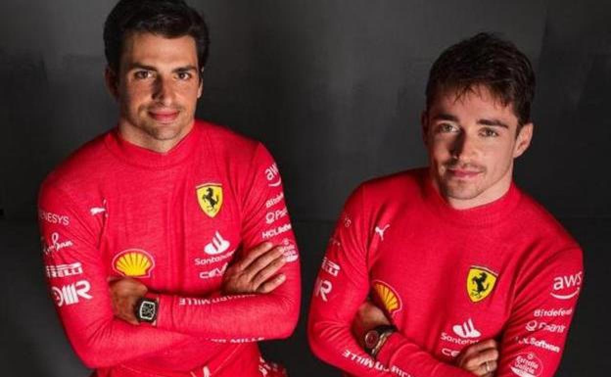 Carlos Sainz posa con su compañero de equipo, Charles Leclerc