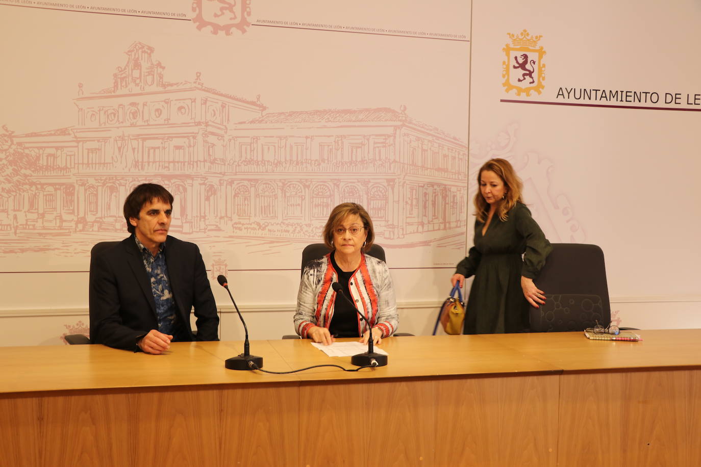 La concejala de Acción y Promoción Cultural, Evelia Fernández, el coorganizador del evento, Alfonso Ordóñez, y la galerista, Marga Carnero han presentado el homenaje a Miguel Escanciano.