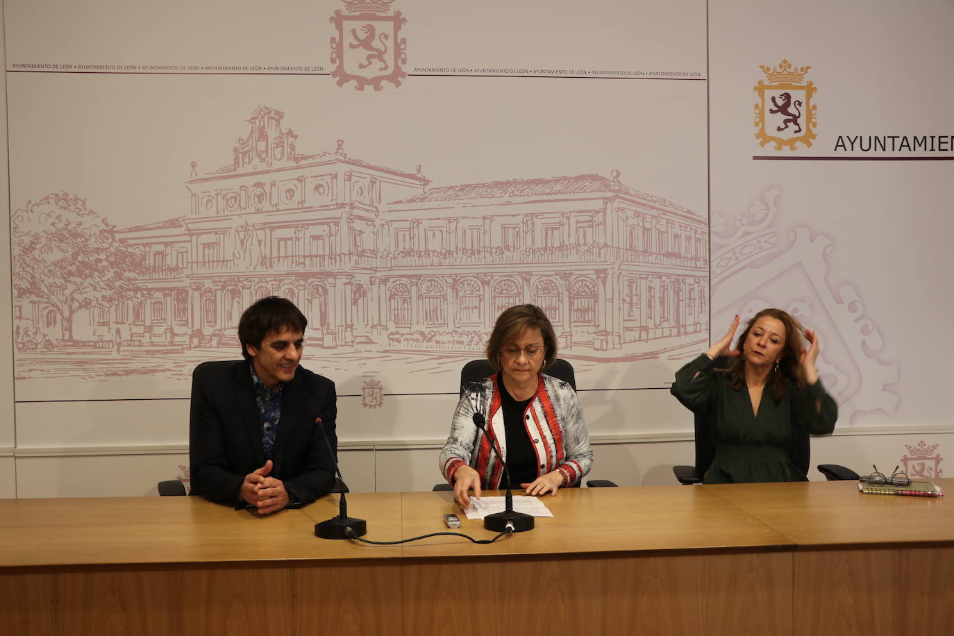 La concejala de Acción y Promoción Cultural, Evelia Fernández, el coorganizador del evento, Alfonso Ordóñez, y la galerista, Marga Carnero han presentado el homenaje a Miguel Escanciano.