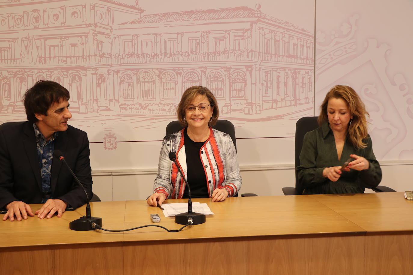 La concejala de Acción y Promoción Cultural, Evelia Fernández, el coorganizador del evento, Alfonso Ordóñez, y la galerista, Marga Carnero han presentado el homenaje a Miguel Escanciano.