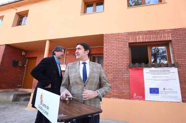 El consejero de Medio Ambiente, Vivienda y Ordenación del Territorio, durante su visita a una vivienda en Congosto, rehabilitada por la Junta dentro del programa 'Rehabitare'.