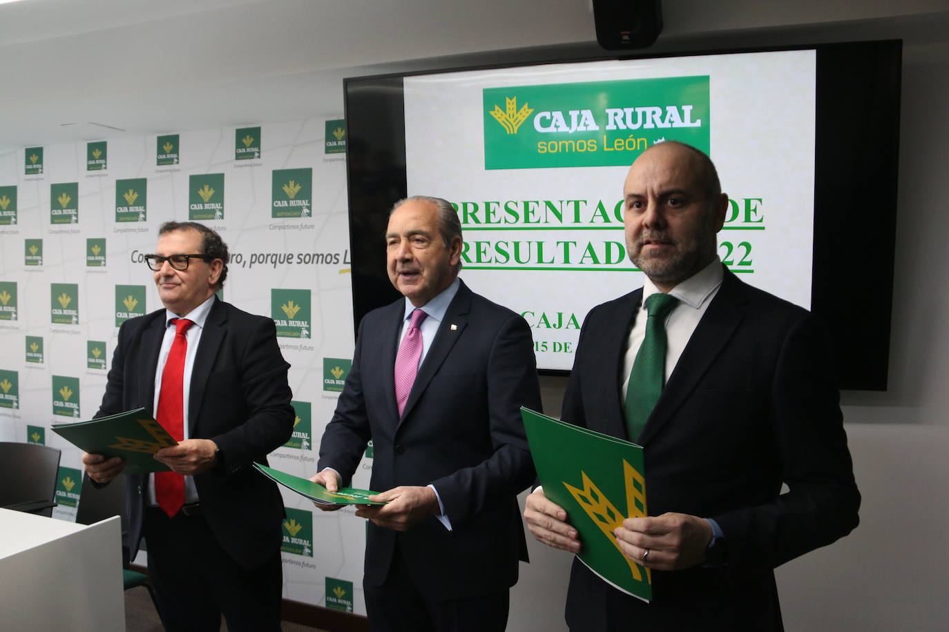 Alejandro Hidalgo, Cipriano García y Narciso Prieto presentan las cuentas de la entidad financiera en el año 2022.