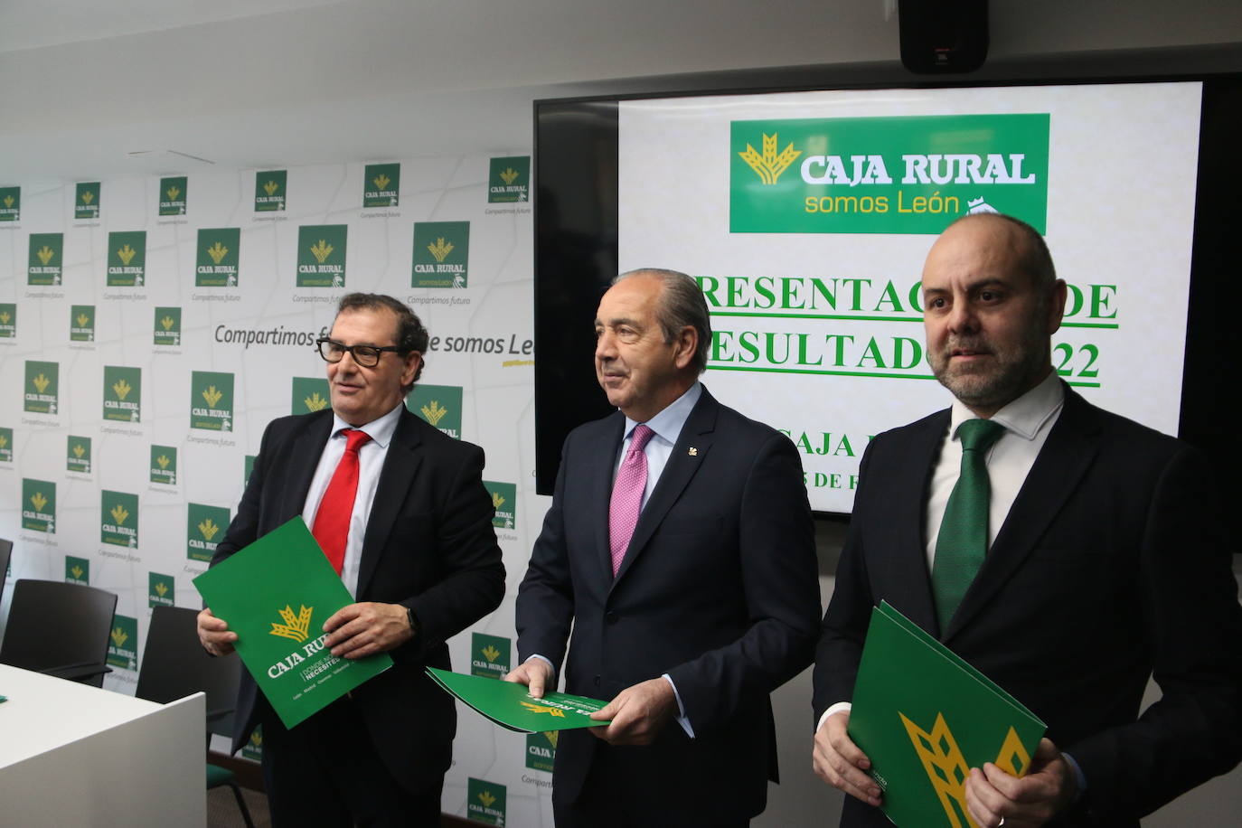 Alejandro Hidalgo, Cipriano García y Narciso Prieto presentan las cuentas de la entidad financiera en el año 2022.