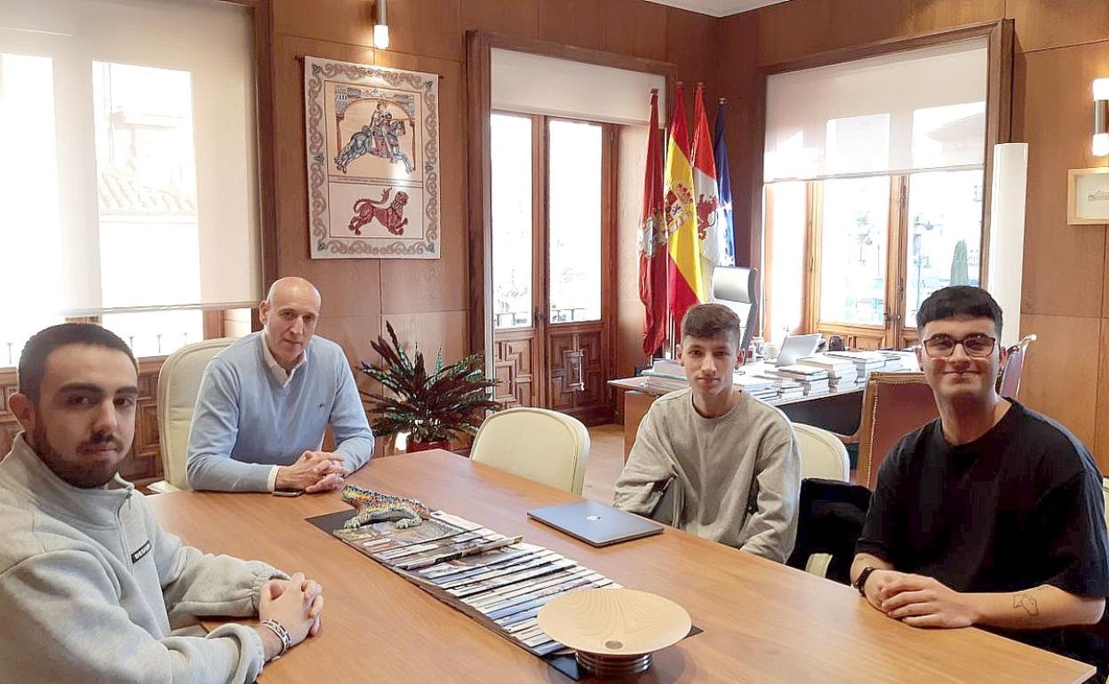 Un instante de la recepción en el Ayuntamiento de León. 