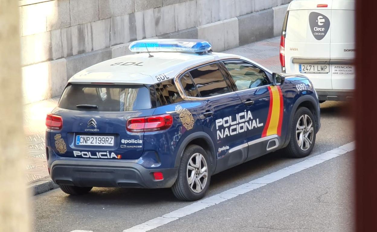 Imagen de un vehículo patrulla de la Policía Nacional en León. 