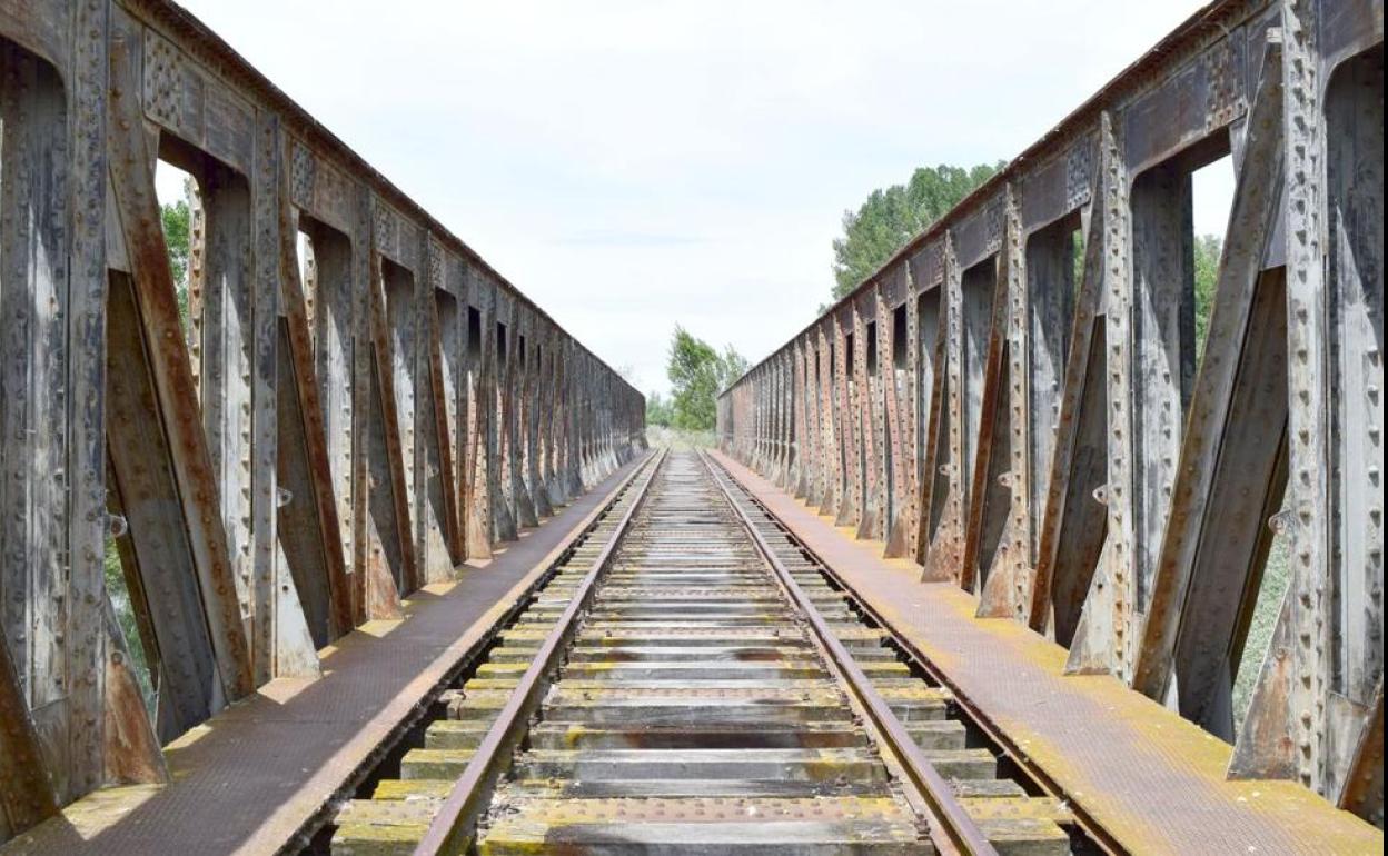 Este corredor ferroviario que unía Gijón con Sevilla se encuentra desmantelado y cerrado desde el año 1985