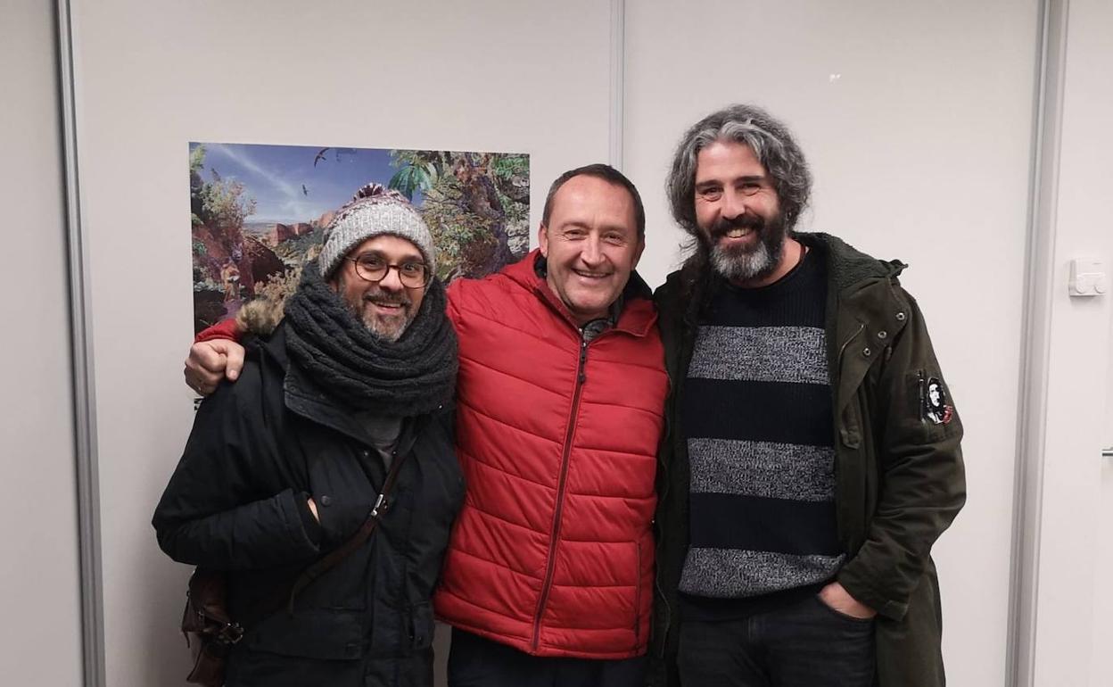 El Club Xeitu ultima el proyecto 'Leer con Xeitu', una actividad con la que se pretende acercar a la población y los visitantes la historia y la memoria de las cuencas mineras. En la imagen: José Manuel Sabugo, Sergio López y Marcos Mendo, interpretan la canción 'El rabudixio'.