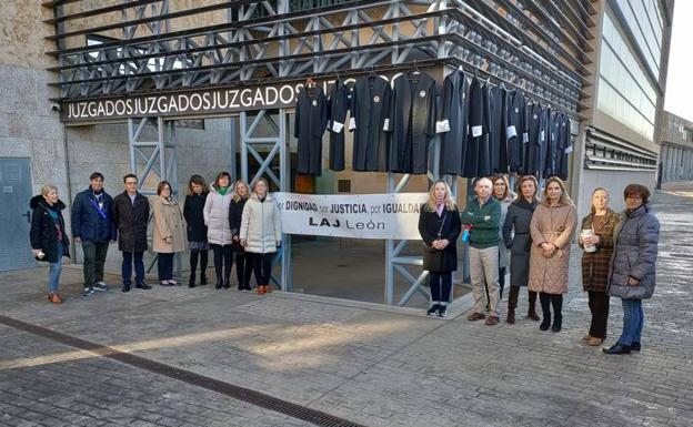 Los letrados de León en huelga posan con sus togas colgadas de la fachada del edificio de los Juzgados.