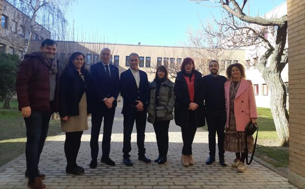 Imagen principal - El alcalde de León visita el IES Eras de Renueva.