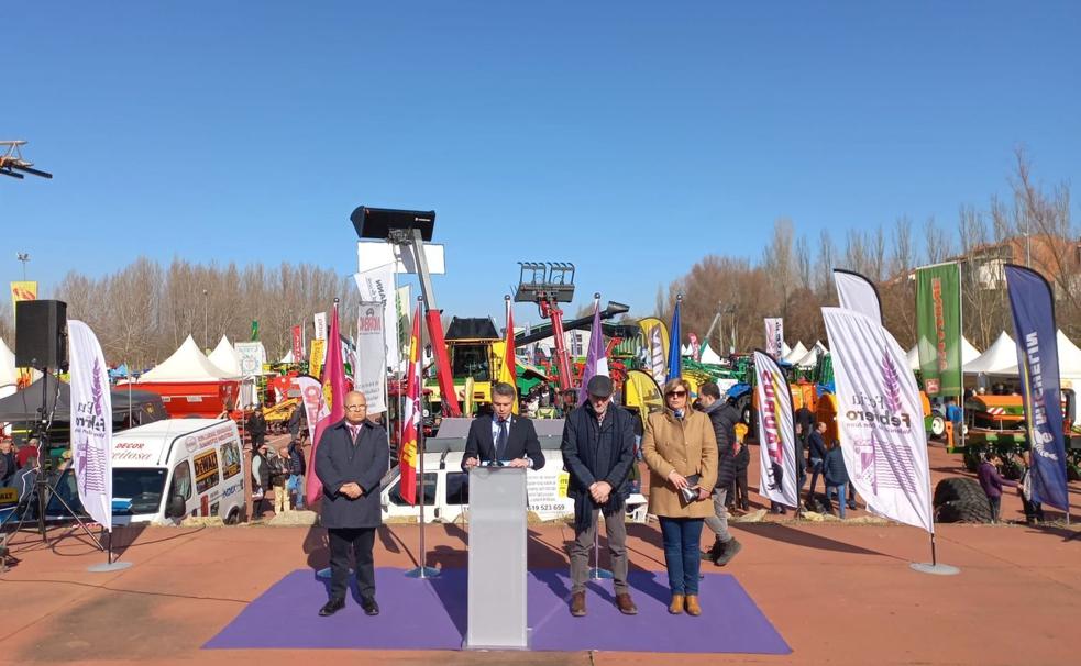 Las autoridades, en primer término, durante la apertura de la Feria de Febrero de Valencia de Don Juan este jueves. 