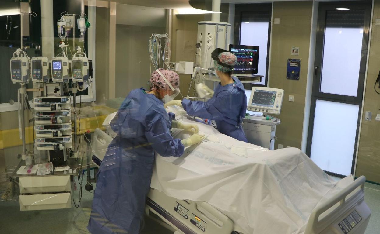 Imagen de un paciente en la UCI del Hospital de León. Los sanitarios lamentan el «permanente retraso» en el desarrollo de la ampliación de este área sanitaria.
