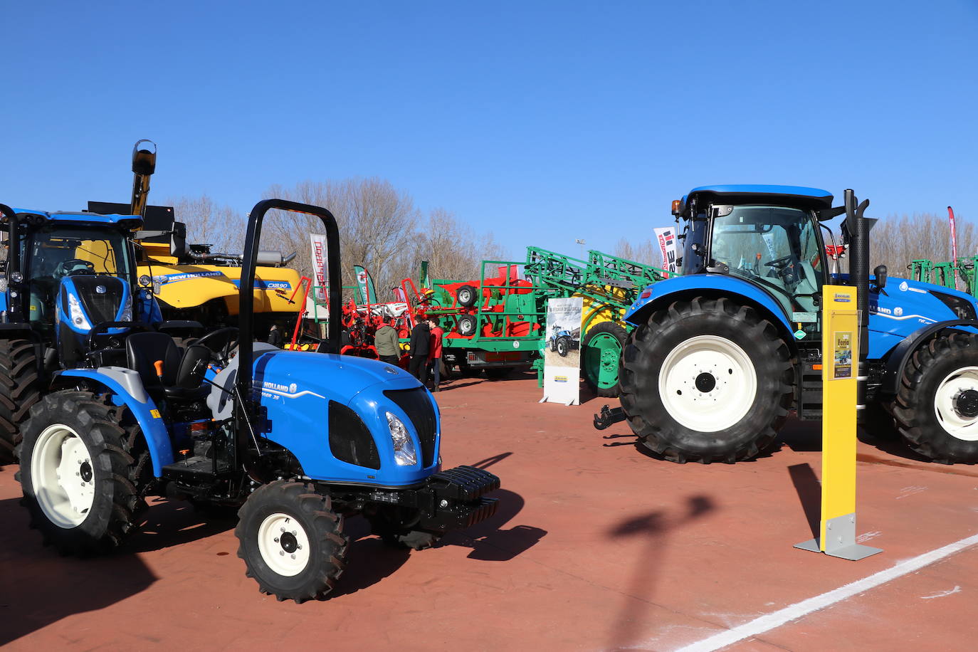 Más de un siglo de vida suma a sus espaldas la tradicional Feria de Febrero de esta localidad del sur de León que ha abierto sus puertas en su 102 edición. El alcalde de Valencia de Don Juan, Juan Pablo Regadera, recuerda que es la fería «de la gente» y el vicepresidente de la Diputación, Matías Llorente, pide apoyo al campo y servicios para el mundo rural. 