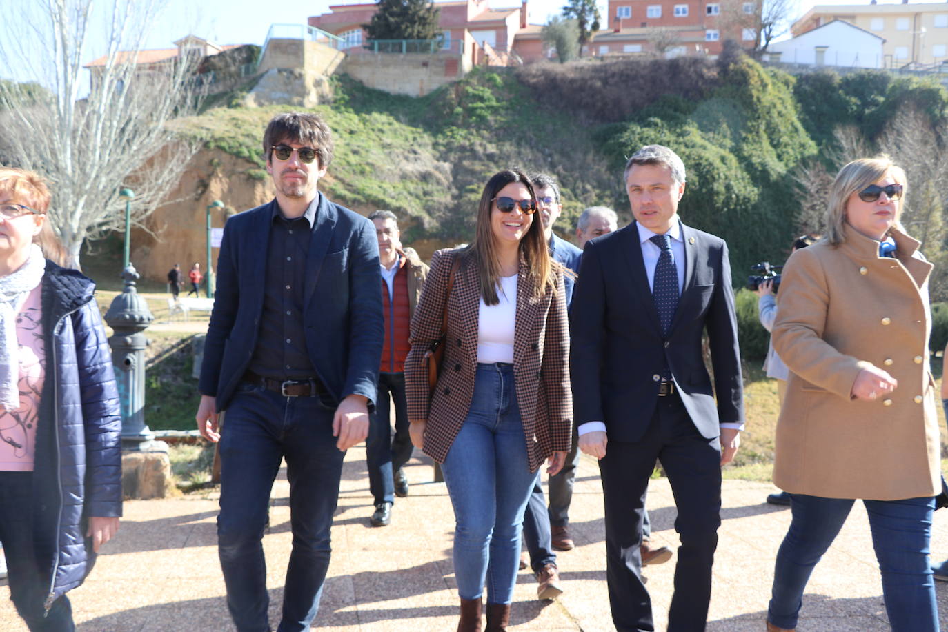 Más de un siglo de vida suma a sus espaldas la tradicional Feria de Febrero de esta localidad del sur de León que ha abierto sus puertas en su 102 edición. El alcalde de Valencia de Don Juan, Juan Pablo Regadera, recuerda que es la fería «de la gente» y el vicepresidente de la Diputación, Matías Llorente, pide apoyo al campo y servicios para el mundo rural. 