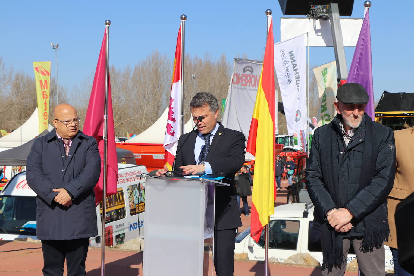 Más de un siglo de vida suma a sus espaldas la tradicional Feria de Febrero de esta localidad del sur de León que ha abierto sus puertas en su 102 edición. El alcalde de Valencia de Don Juan, Juan Pablo Regadera, recuerda que es la fería «de la gente» y el vicepresidente de la Diputación, Matías Llorente, pide apoyo al campo y servicios para el mundo rural. 