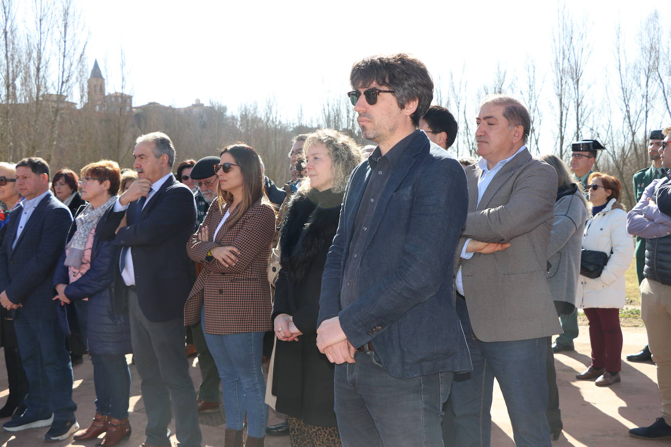 Más de un siglo de vida suma a sus espaldas la tradicional Feria de Febrero de esta localidad del sur de León que ha abierto sus puertas en su 102 edición. El alcalde de Valencia de Don Juan, Juan Pablo Regadera, recuerda que es la fería «de la gente» y el vicepresidente de la Diputación, Matías Llorente, pide apoyo al campo y servicios para el mundo rural. 