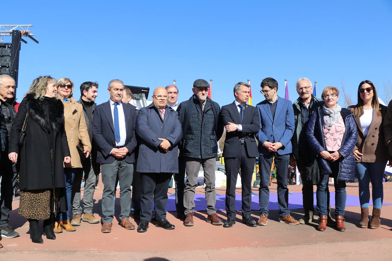 Más de un siglo de vida suma a sus espaldas la tradicional Feria de Febrero de esta localidad del sur de León que ha abierto sus puertas en su 102 edición. El alcalde de Valencia de Don Juan, Juan Pablo Regadera, recuerda que es la fería «de la gente» y el vicepresidente de la Diputación, Matías Llorente, pide apoyo al campo y servicios para el mundo rural. 