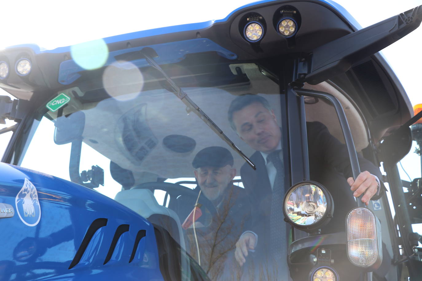 Más de un siglo de vida suma a sus espaldas la tradicional Feria de Febrero de esta localidad del sur de León que ha abierto sus puertas en su 102 edición. El alcalde de Valencia de Don Juan, Juan Pablo Regadera, recuerda que es la fería «de la gente» y el vicepresidente de la Diputación, Matías Llorente, pide apoyo al campo y servicios para el mundo rural. 