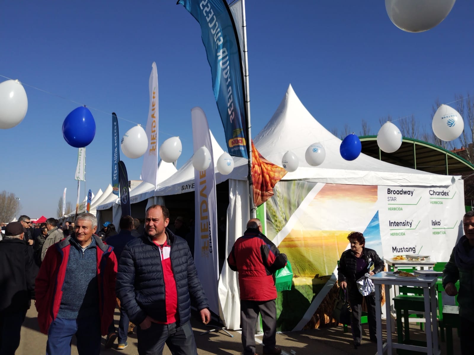 Más de un siglo de vida suma a sus espaldas la tradicional Feria de Febrero de esta localidad del sur de León que ha abierto sus puertas en su 102 edición. El alcalde de Valencia de Don Juan, Juan Pablo Regadera, recuerda que es la fería «de la gente» y el vicepresidente de la Diputación, Matías Llorente, pide apoyo al campo y servicios para el mundo rural. 