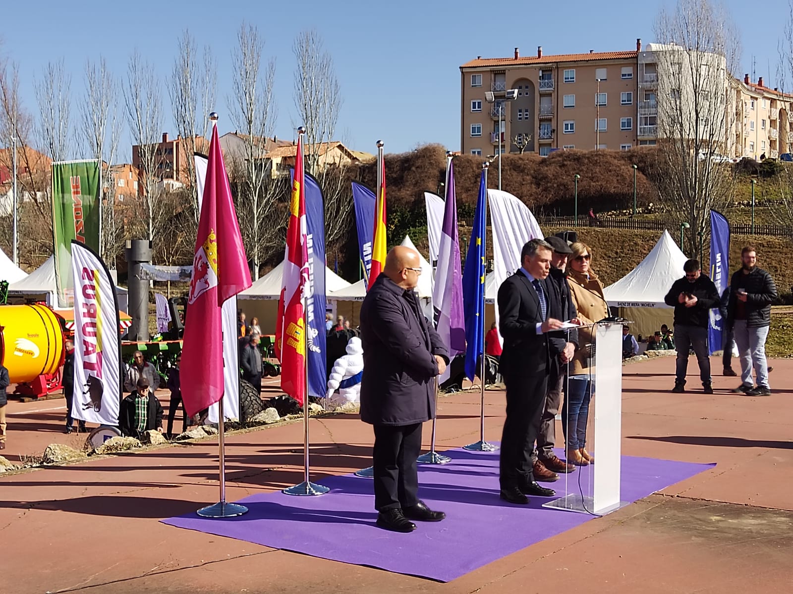 Más de un siglo de vida suma a sus espaldas la tradicional Feria de Febrero de esta localidad del sur de León que ha abierto sus puertas en su 102 edición. El alcalde de Valencia de Don Juan, Juan Pablo Regadera, recuerda que es la fería «de la gente» y el vicepresidente de la Diputación, Matías Llorente, pide apoyo al campo y servicios para el mundo rural. 
