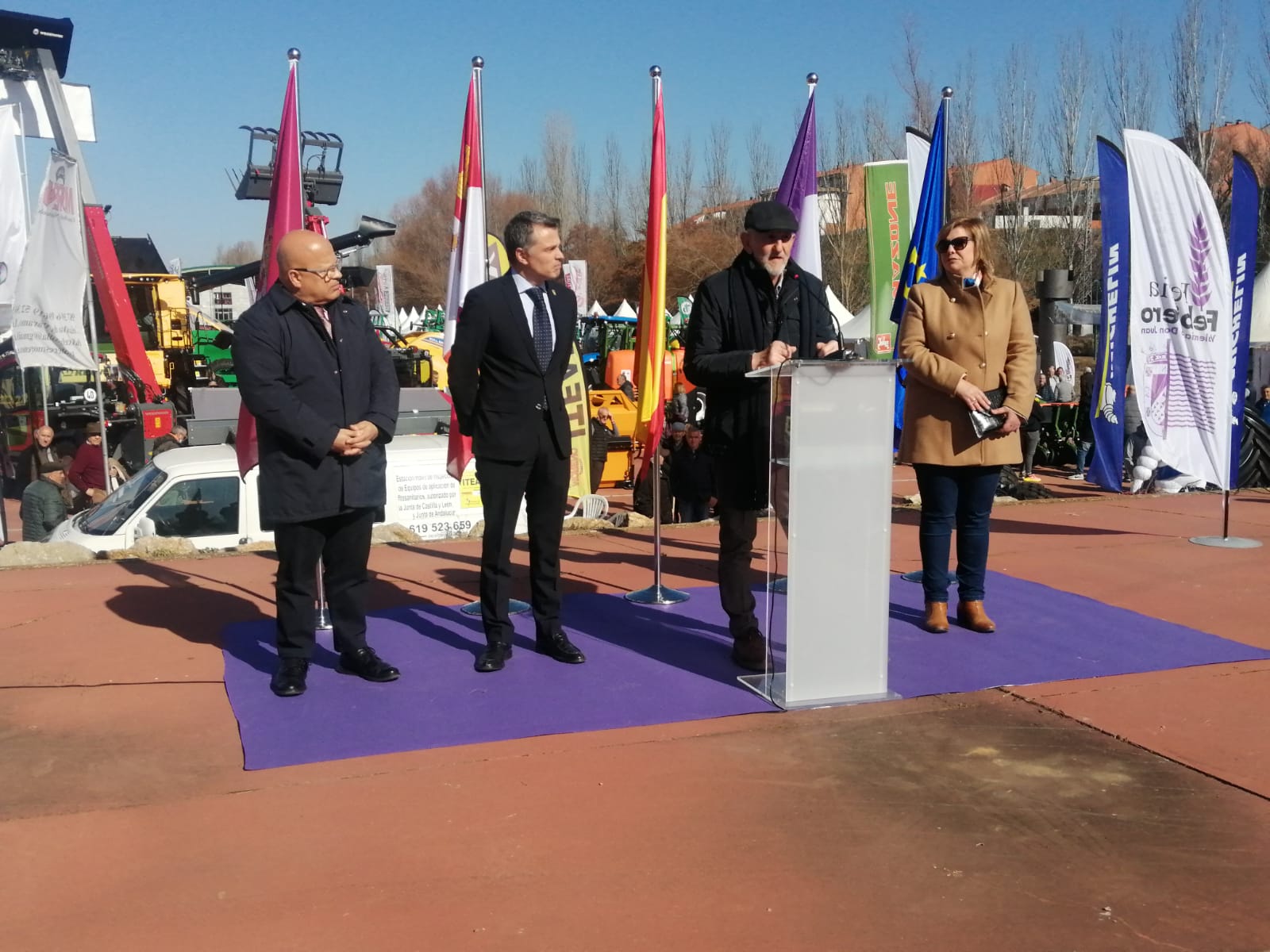 Más de un siglo de vida suma a sus espaldas la tradicional Feria de Febrero de esta localidad del sur de León que ha abierto sus puertas en su 102 edición. El alcalde de Valencia de Don Juan, Juan Pablo Regadera, recuerda que es la fería «de la gente» y el vicepresidente de la Diputación, Matías Llorente, pide apoyo al campo y servicios para el mundo rural. 