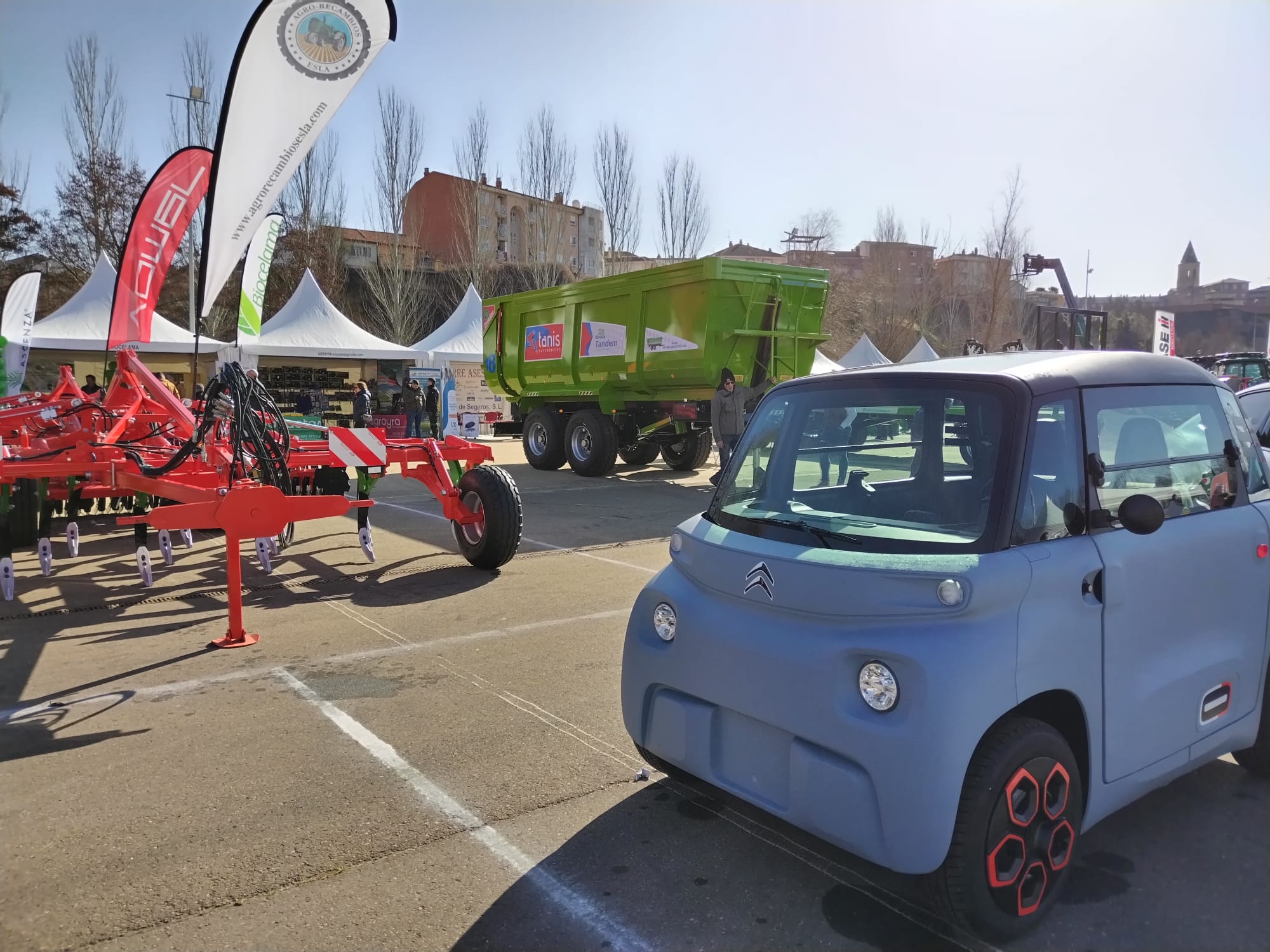 Más de un siglo de vida suma a sus espaldas la tradicional Feria de Febrero de esta localidad del sur de León que ha abierto sus puertas en su 102 edición. El alcalde de Valencia de Don Juan, Juan Pablo Regadera, recuerda que es la fería «de la gente» y el vicepresidente de la Diputación, Matías Llorente, pide apoyo al campo y servicios para el mundo rural. 