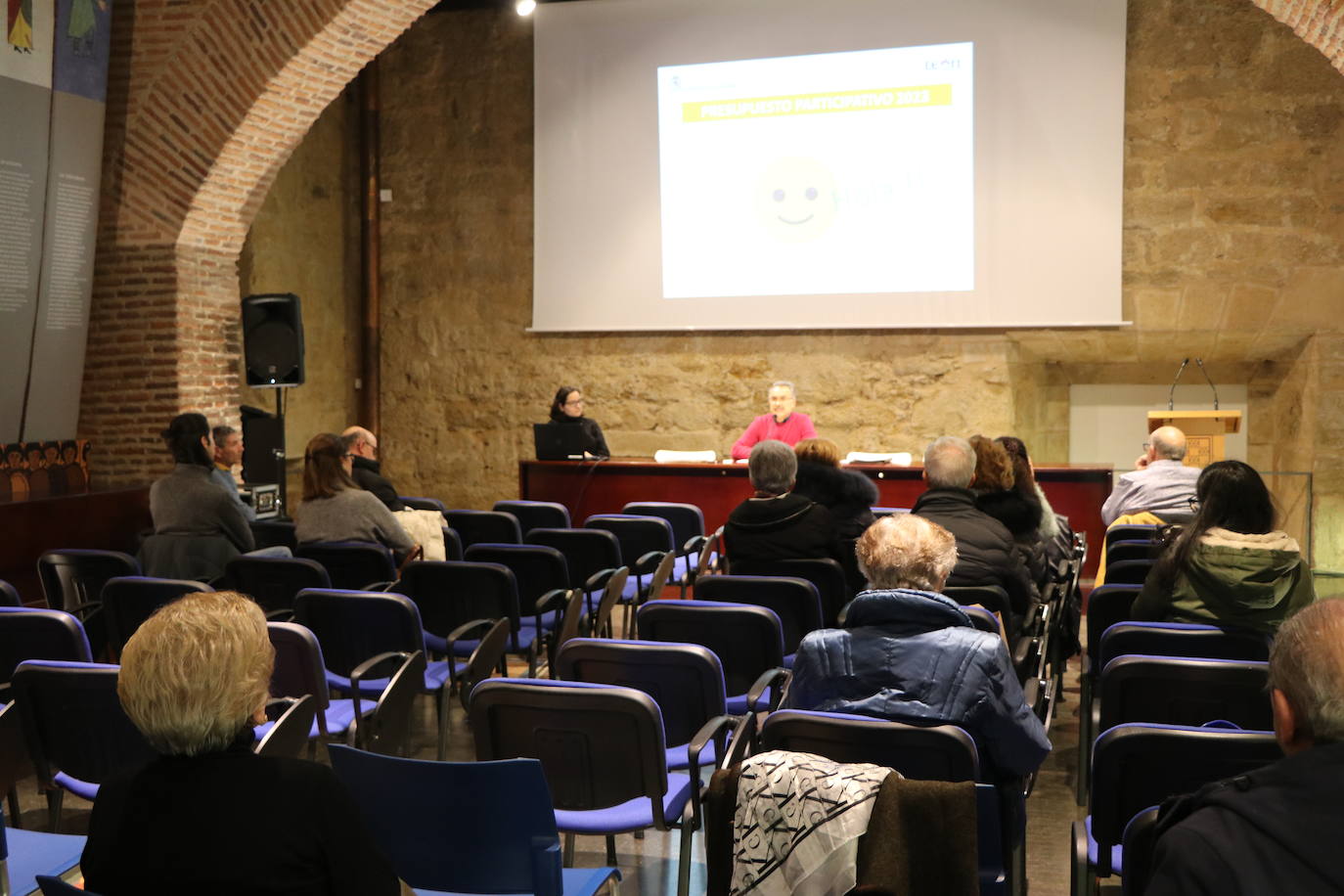 El concejal de Participación Ciudadana, Nicanor Pastrana, explica en una reunión abierta los detalles de los terceros Presupuestos Participativos que este 2023 se abren a los jóvenes de 12 años