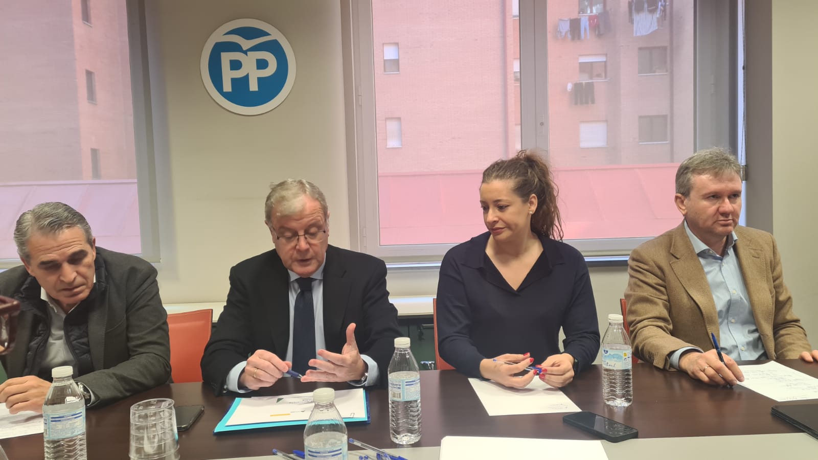 Ester Muñoz preside la cita que cuenta con la presencia del senador Antonio Silván y el vicesecretario de Acción Parlamentaria Javier Lacalle.