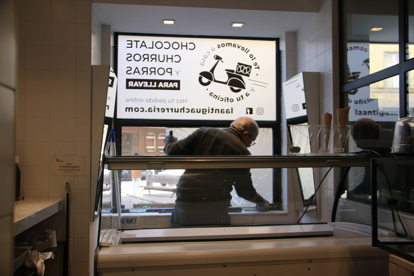 Los trabajadores de la churrería La Antigua colocan el local después del intento de robo.