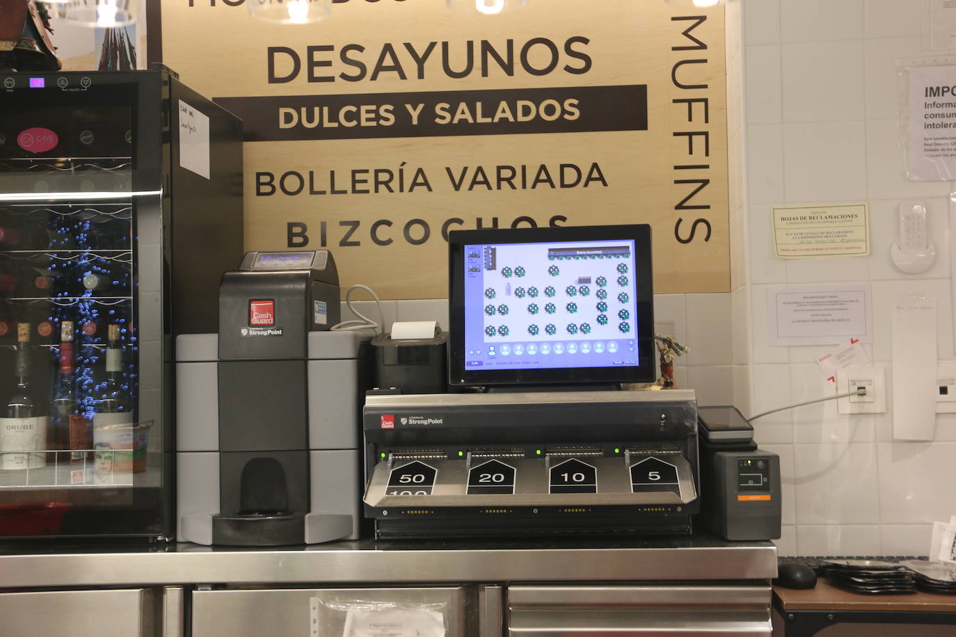 Los trabajadores de la churrería La Antigua colocan el local después del intento de robo.