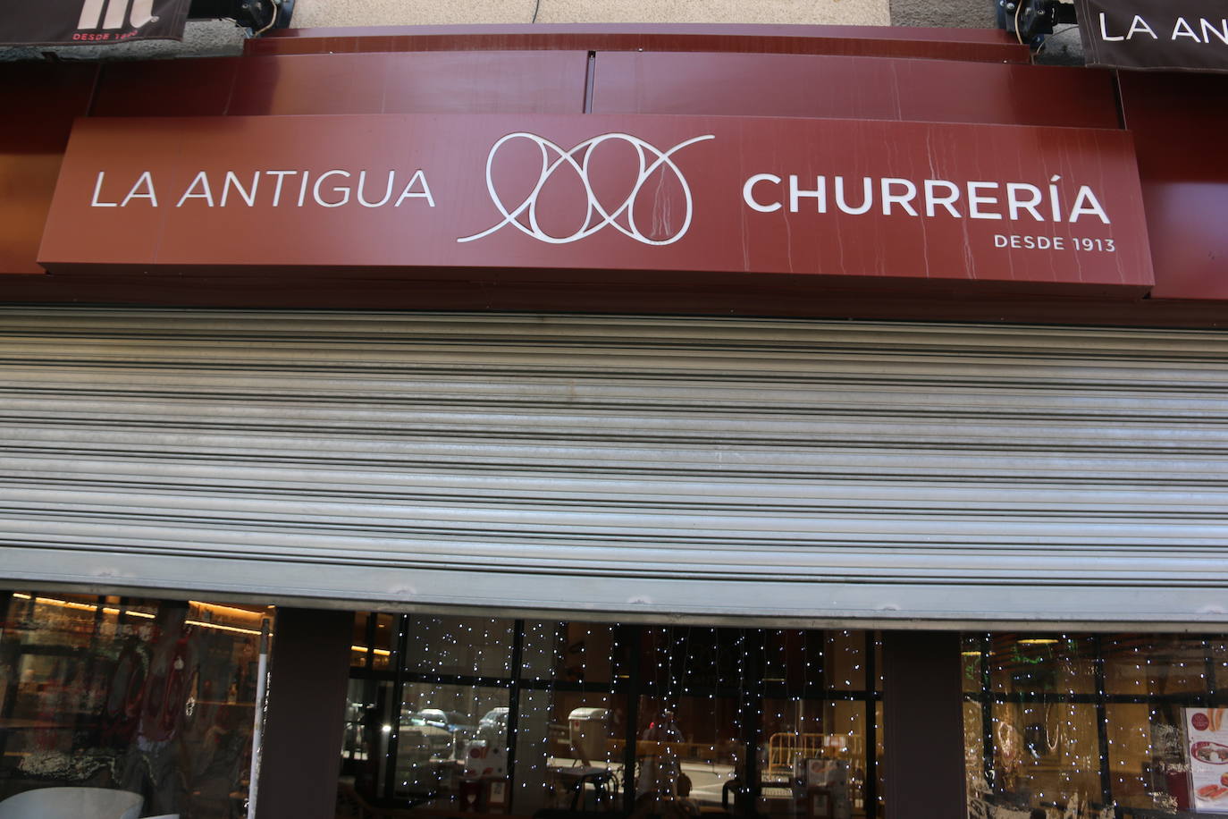 Los trabajadores de la churrería La Antigua colocan el local después del intento de robo.