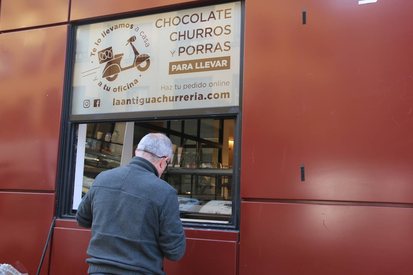 Los trabajadores de la churrería La Antigua colocan el local después del intento de robo.