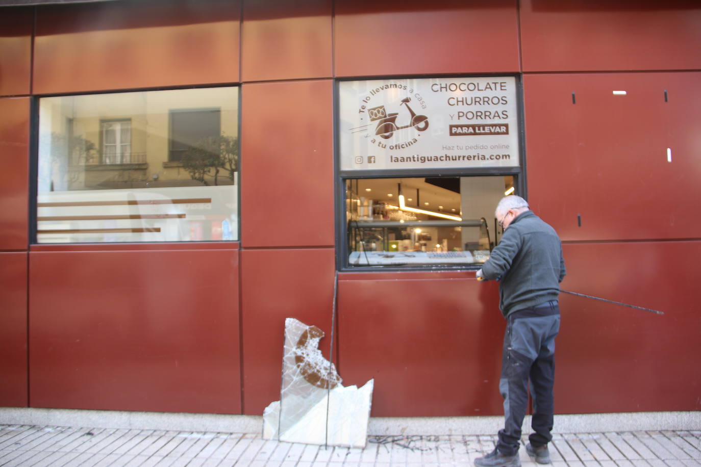 Los trabajadores de la churrería La Antigua colocan el local después del intento de robo.