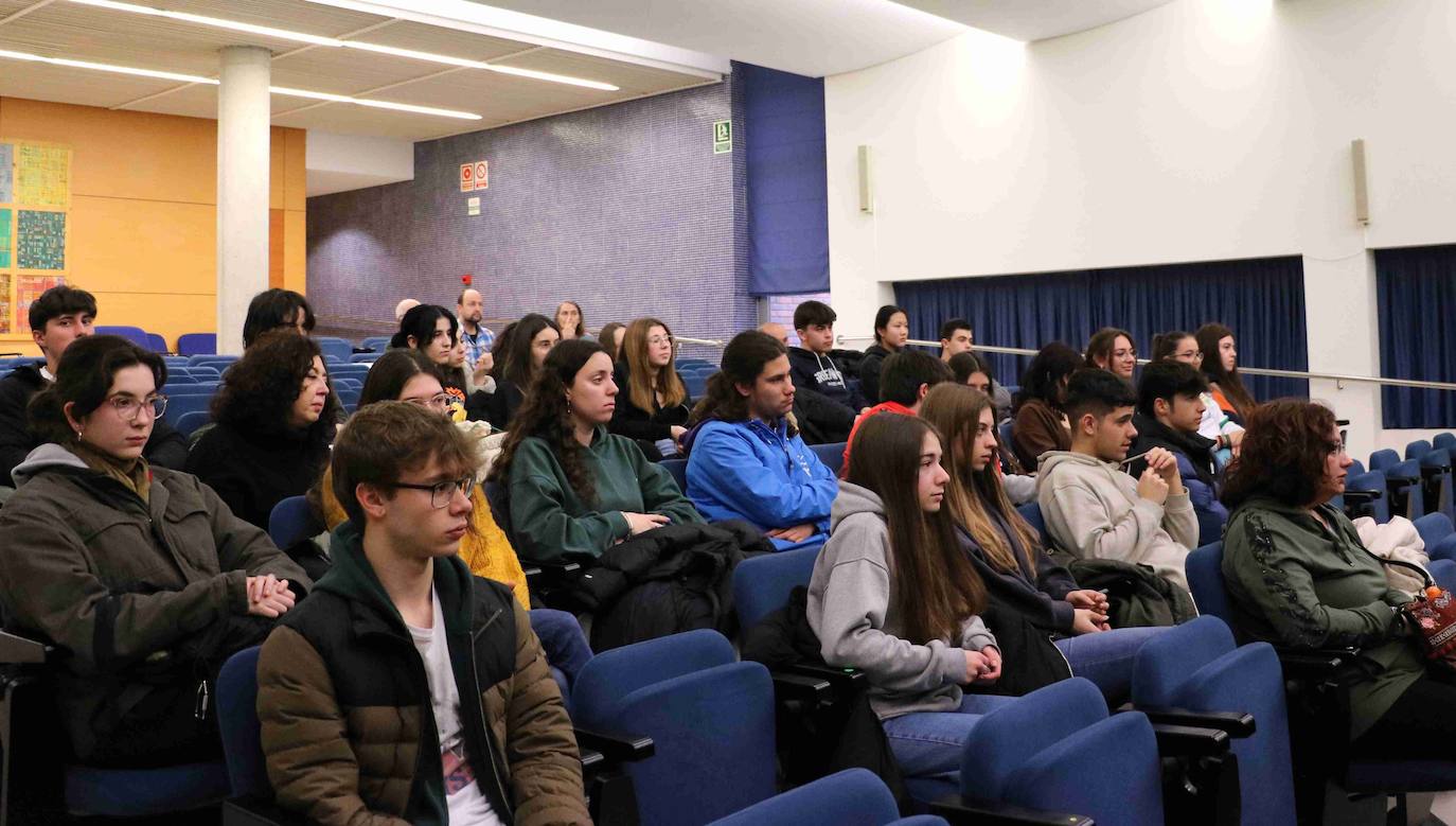 La Facultad de Biológicas y la Escuela de Minas han acogido hoy la IV edición de la Olimpiada de Geología.