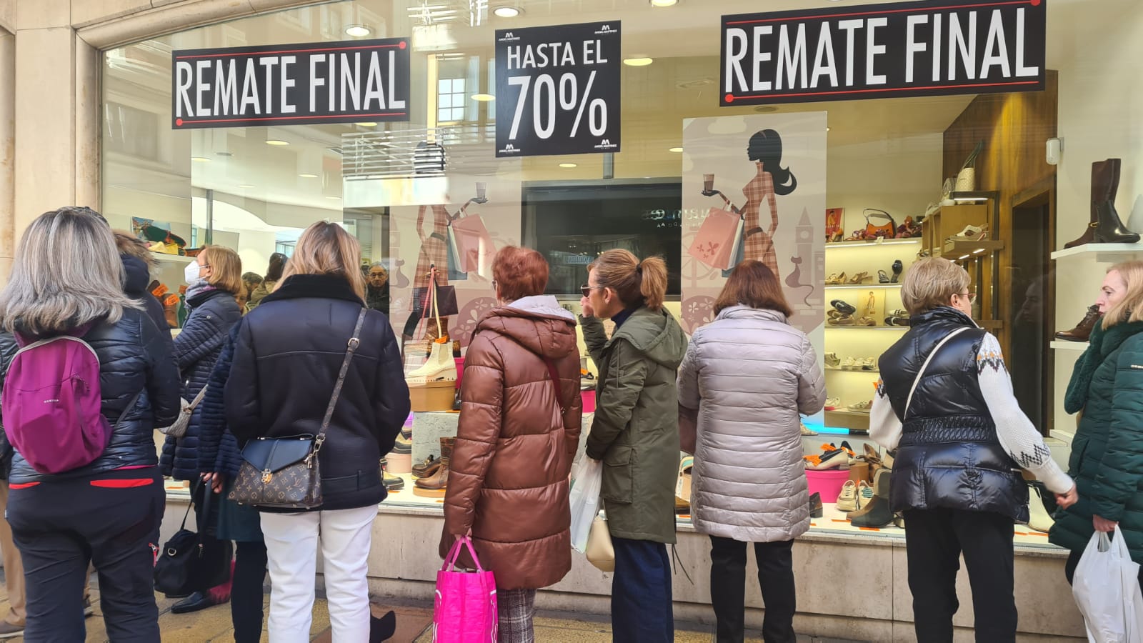 Los leoneses se echan a la calle a la caza de las últimas rebajas.