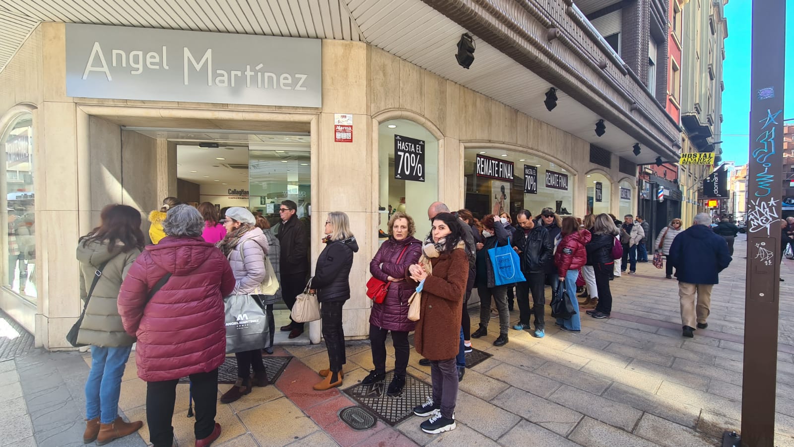 Los leoneses se echan a la calle a la caza de las últimas rebajas.