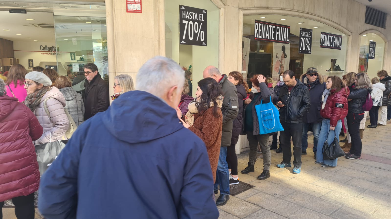 Los leoneses se echan a la calle a la caza de las últimas rebajas.