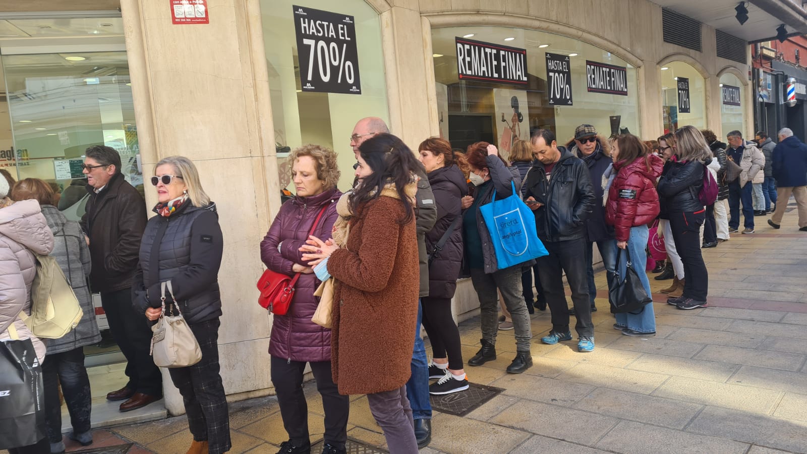 Los leoneses se echan a la calle a la caza de las últimas rebajas.