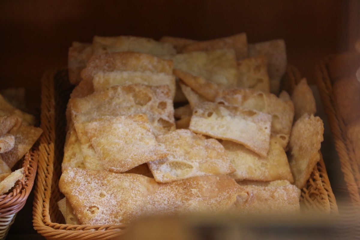 Las confiterías de la ciudad se llenan durante estos días de los dulces más típicos de carnaval.