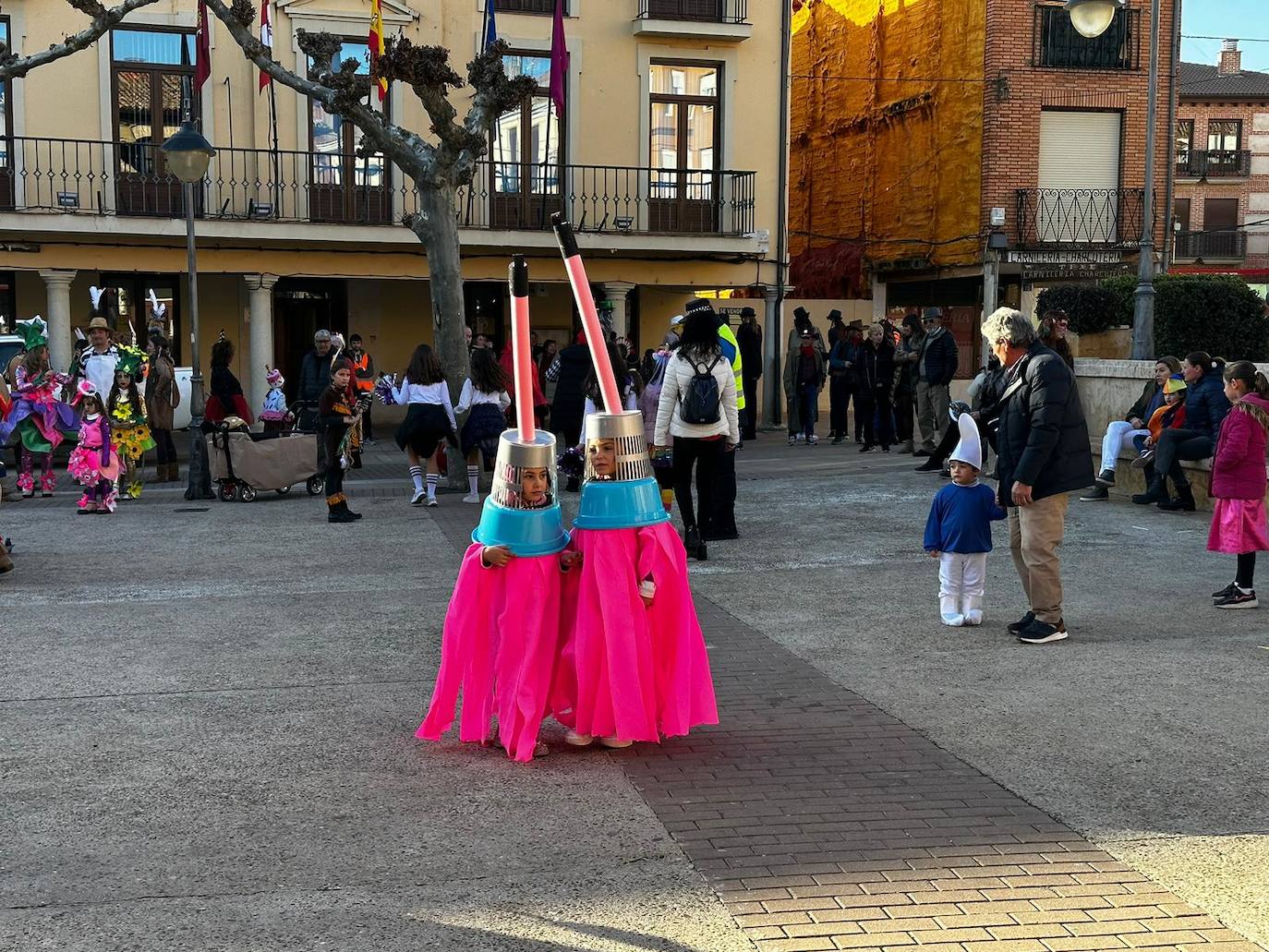 La localidad facundina ha celebrado su tradicional desfile de carnaval donde no han faltado los disfraces más originales y sin olvidar los clásicos.