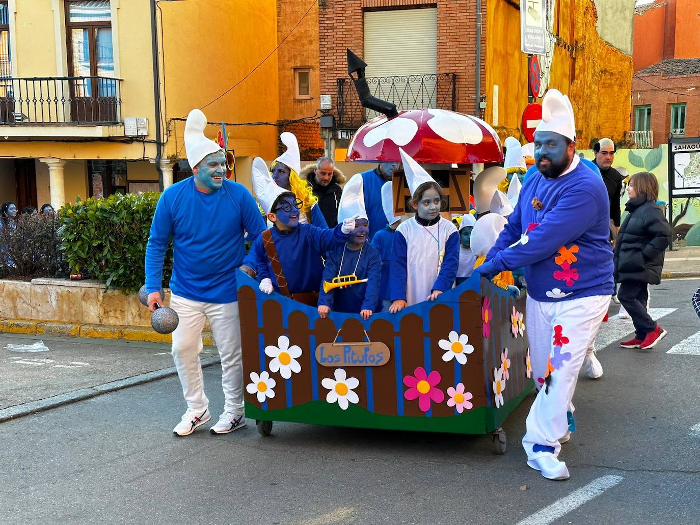 La localidad facundina ha celebrado su tradicional desfile de carnaval donde no han faltado los disfraces más originales y sin olvidar los clásicos.