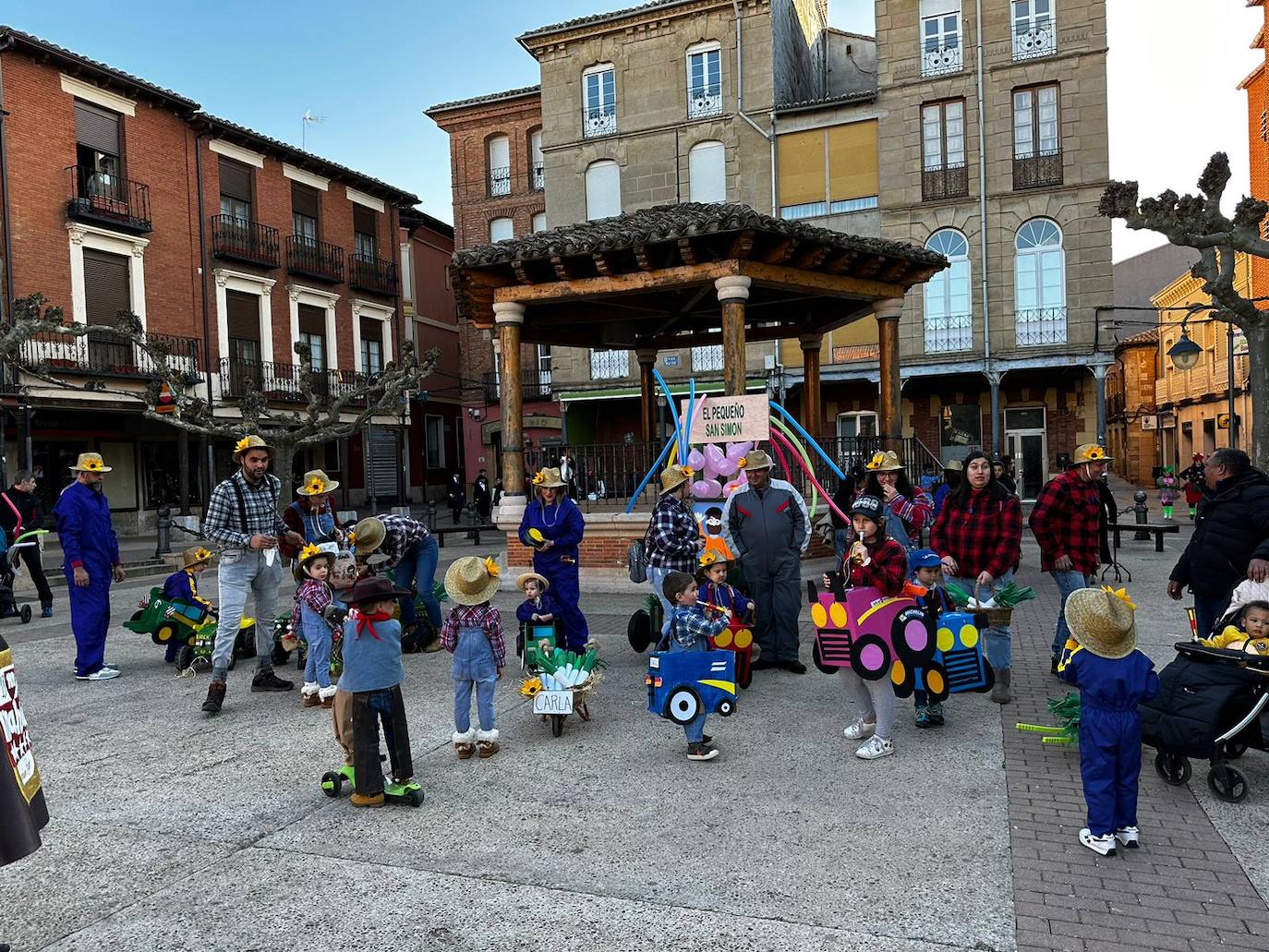 La localidad facundina ha celebrado su tradicional desfile de carnaval donde no han faltado los disfraces más originales y sin olvidar los clásicos.