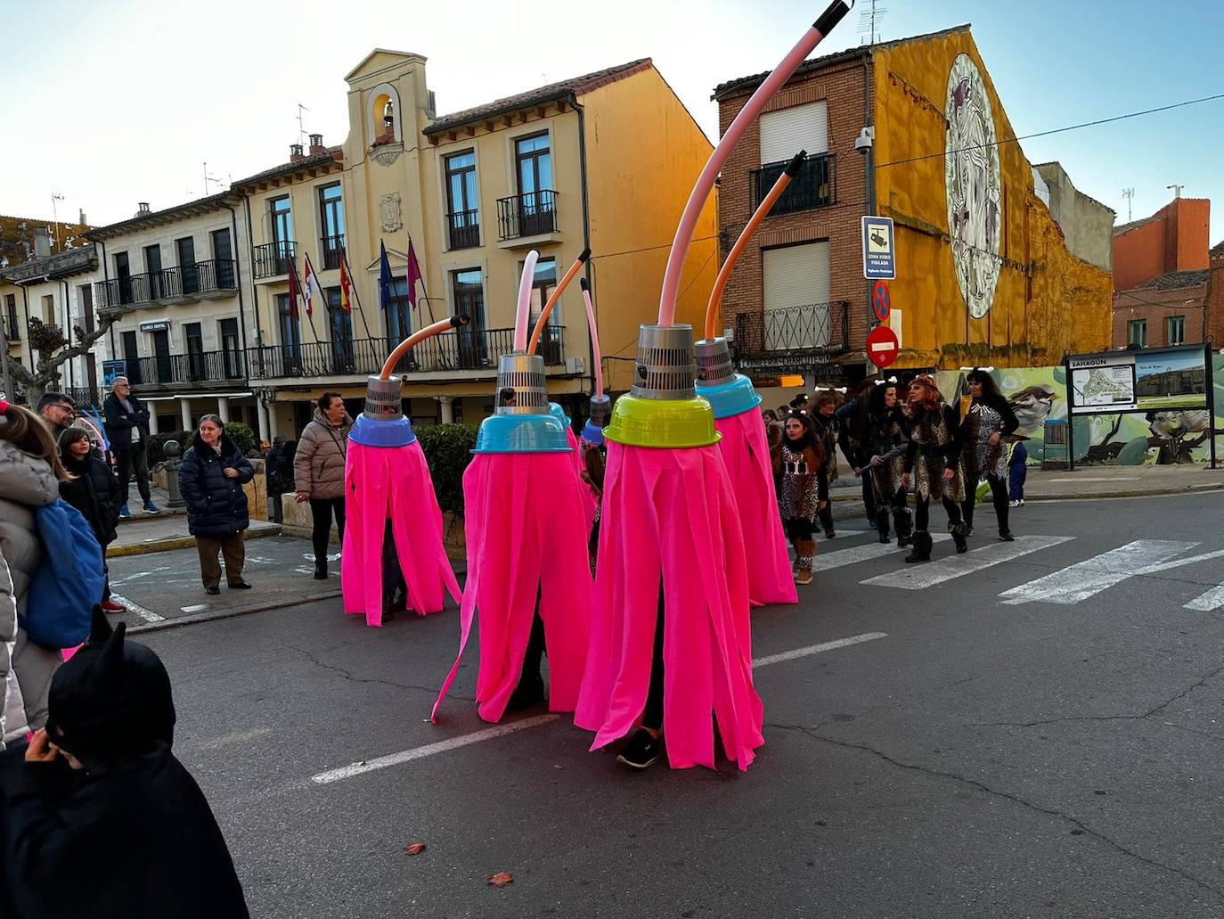 La localidad facundina ha celebrado su tradicional desfile de carnaval donde no han faltado los disfraces más originales y sin olvidar los clásicos.