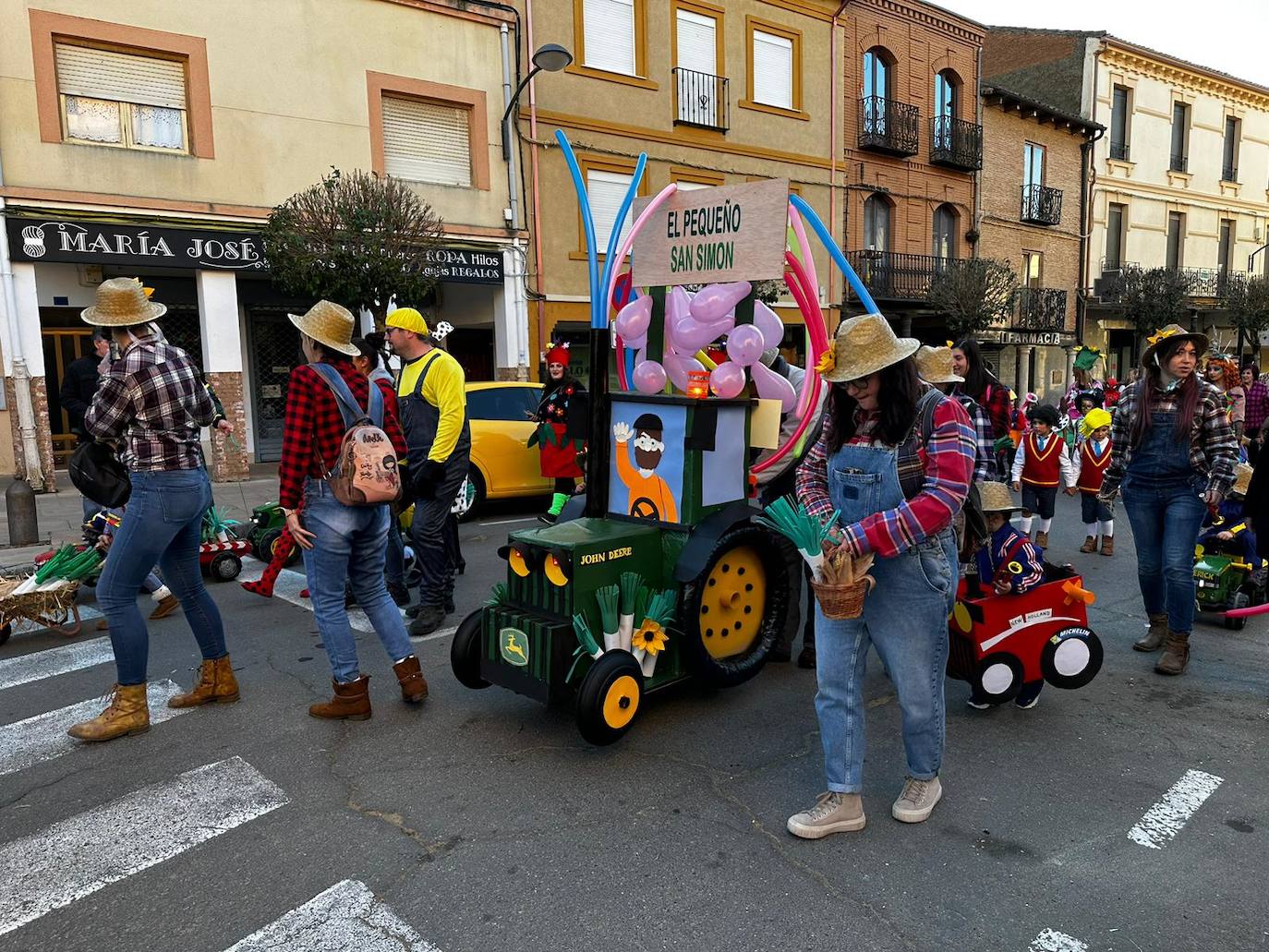 La localidad facundina ha celebrado su tradicional desfile de carnaval donde no han faltado los disfraces más originales y sin olvidar los clásicos.