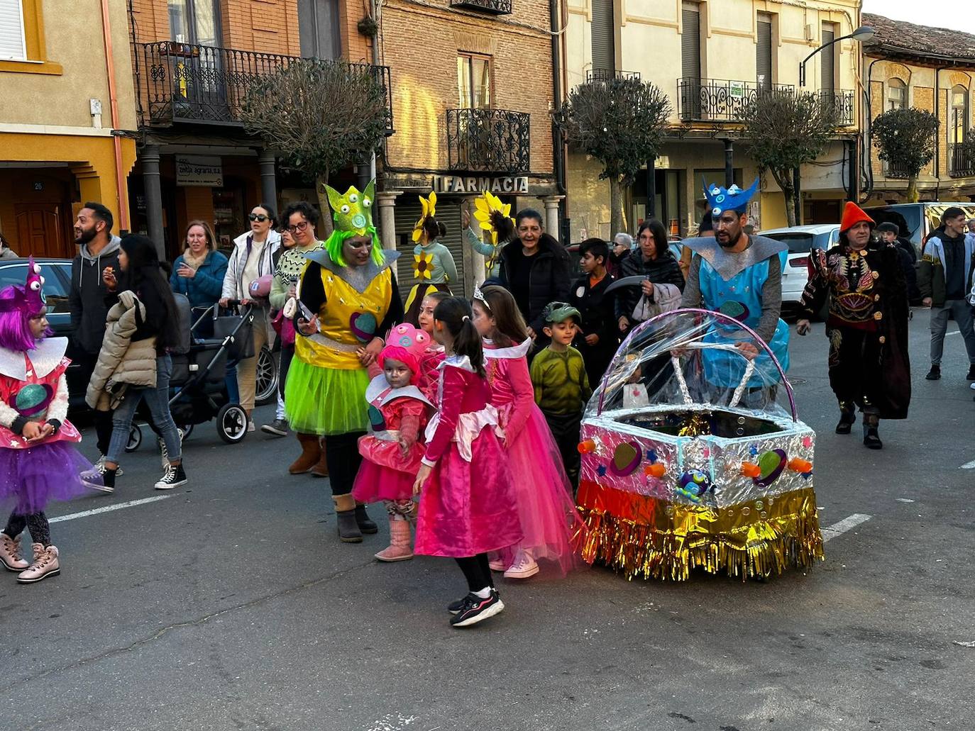 La localidad facundina ha celebrado su tradicional desfile de carnaval donde no han faltado los disfraces más originales y sin olvidar los clásicos.