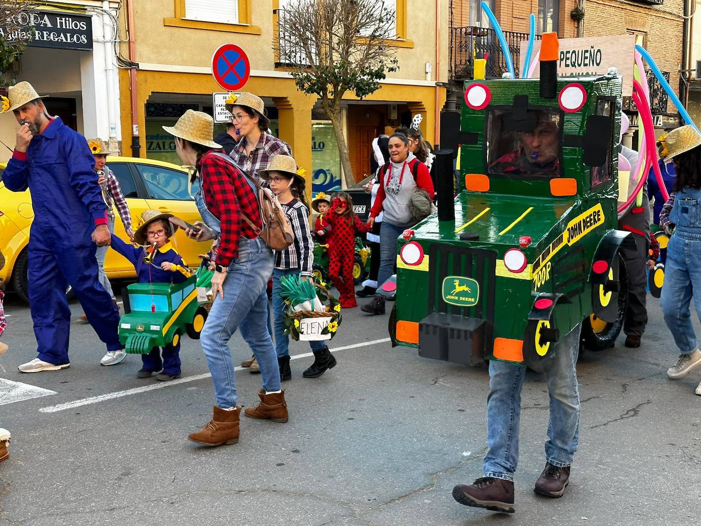 La localidad facundina ha celebrado su tradicional desfile de carnaval donde no han faltado los disfraces más originales y sin olvidar los clásicos.