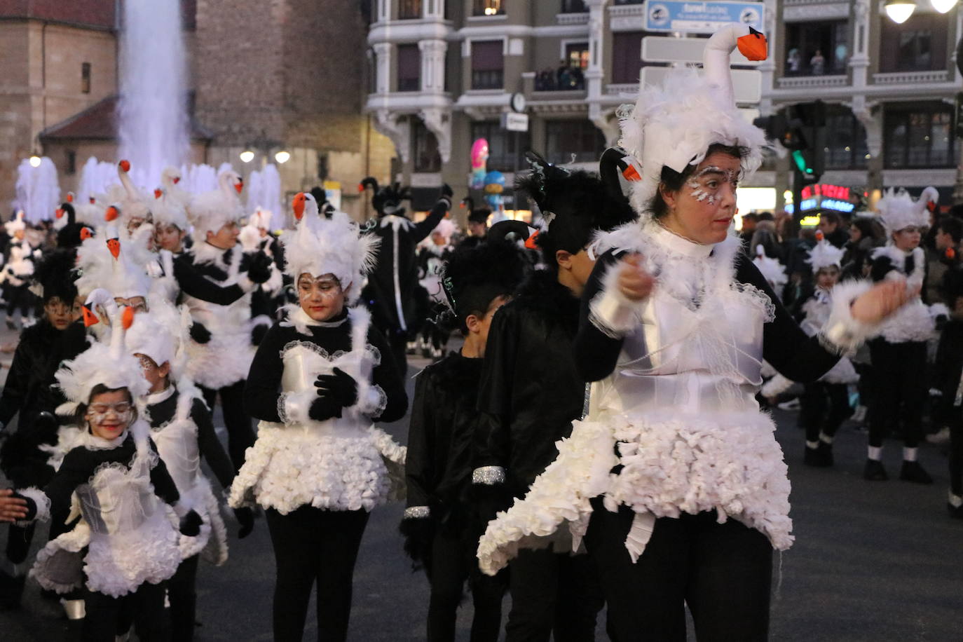 Centenares de personas acuden a la llamada de la fiesta y se disfrazan en esta jornada de sábado.