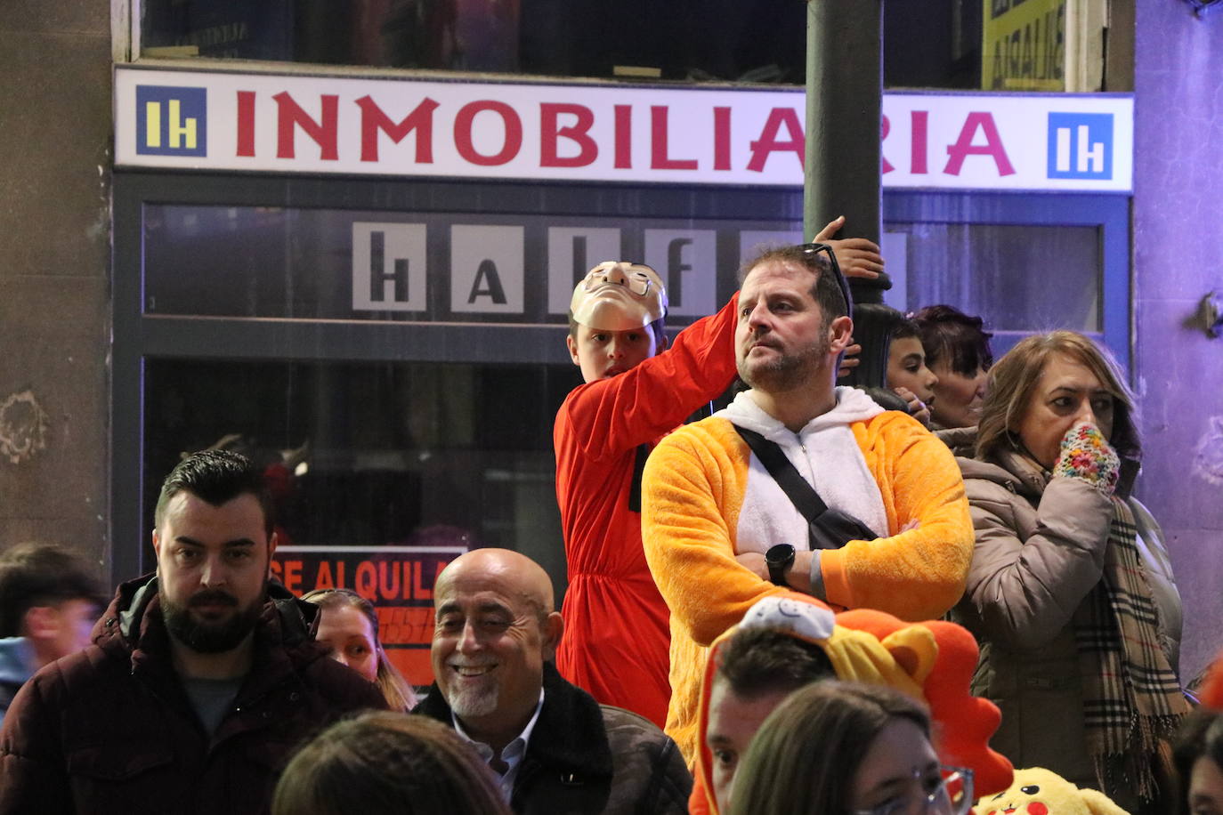 Centenares de personas acuden a la llamada de la fiesta y se disfrazan en esta jornada de sábado.