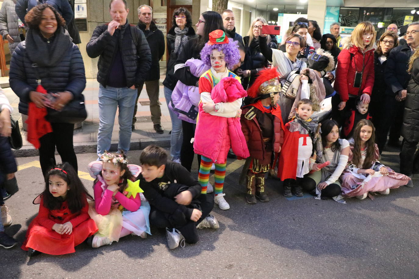 Centenares de personas acuden a la llamada de la fiesta y se disfrazan en esta jornada de sábado.